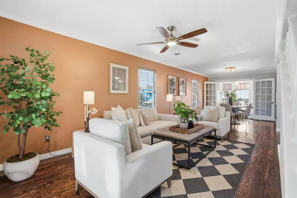 818 Cedar RD, Clear Lake Shores, TX 77565