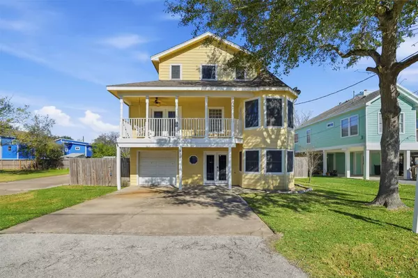 818 Cedar RD, Clear Lake Shores, TX 77565