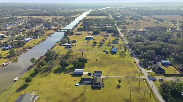 0 Robinson RD, Hitchcock, TX 77563