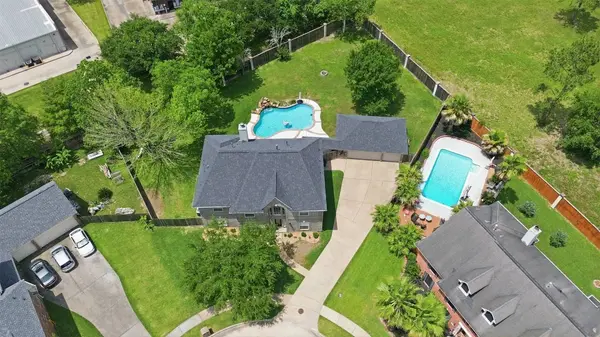 2402 Daytona CT, Friendswood, TX 77546