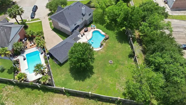 2402 Daytona CT, Friendswood, TX 77546