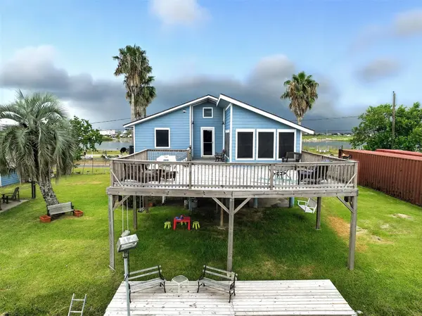 7215 Beau Rue ST, Hitchcock, TX 77563