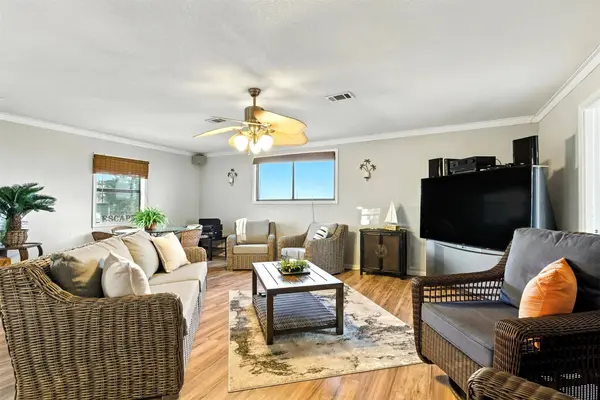 7215 Beau Rue ST, Hitchcock, TX 77563
