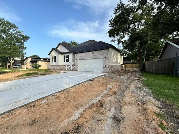 306 Willow Vista DR, El Lago, TX 77586