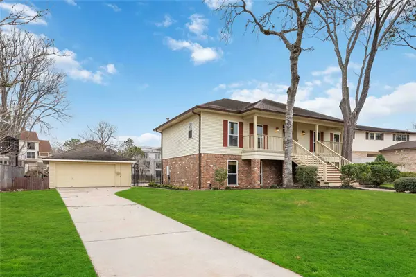 18623 Point Lookout DR, Nassau Bay, TX 77058