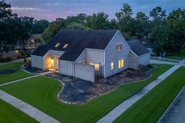 16402 Clearcrest DR, Houston, TX 77059