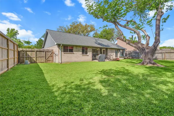 15807 Castorglen DR, Houston, TX 77598