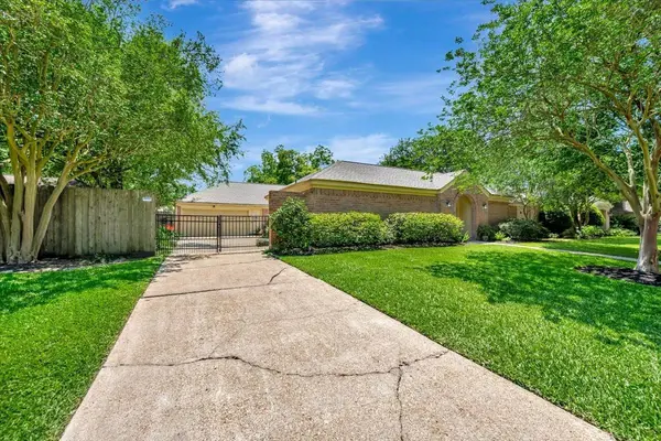 15518 Pleasant Valley RD, Houston, TX 77062