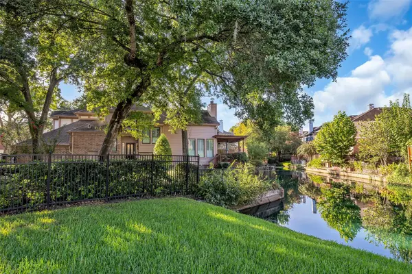 12833 Kingsbridge LN, Houston, TX 77077