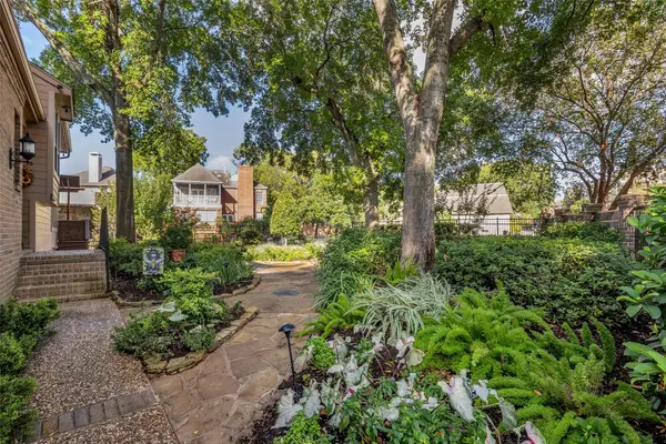 12833 Kingsbridge LN, Houston, TX 77077