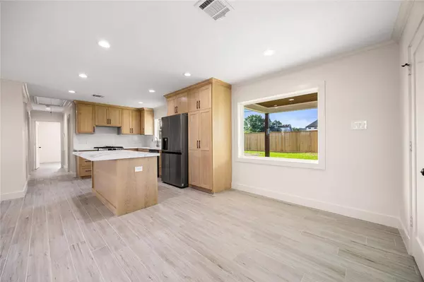 1041 Gardendale DR, Houston, TX 77018