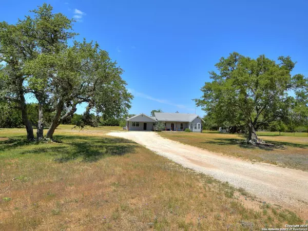 725 Lonesome Loop, Blanco, TX 78606