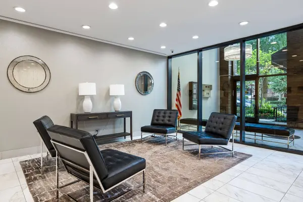 525 W Hawthorne PL #406, Chicago, IL 60657