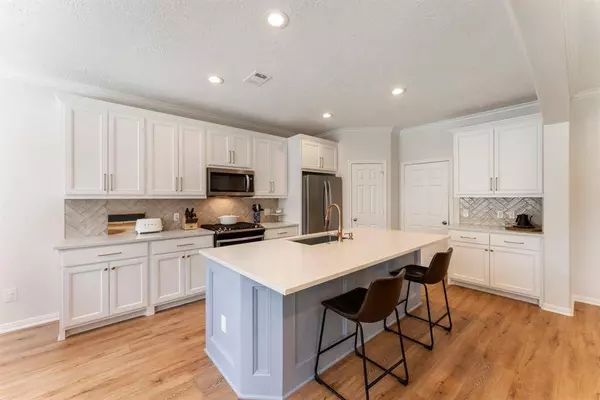 114 W Twinvale LOOP, Conroe, TX 77384