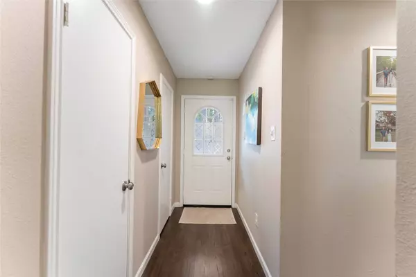 102 N Woodstock Circle DR, The Woodlands, TX 77381