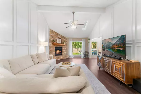 102 N Woodstock Circle DR, The Woodlands, TX 77381