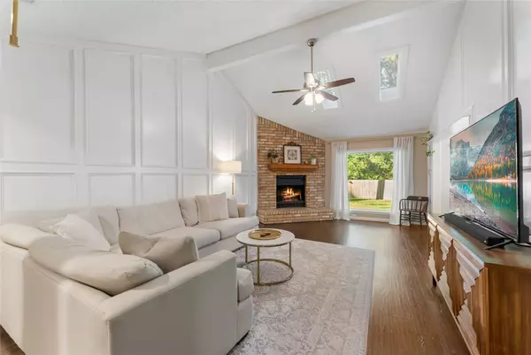 102 N Woodstock Circle DR, The Woodlands, TX 77381