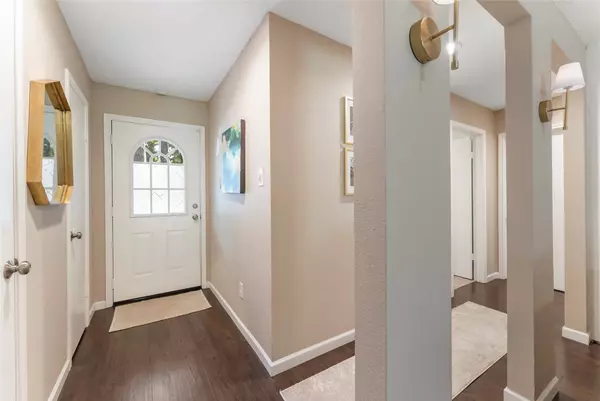 102 N Woodstock Circle DR, The Woodlands, TX 77381