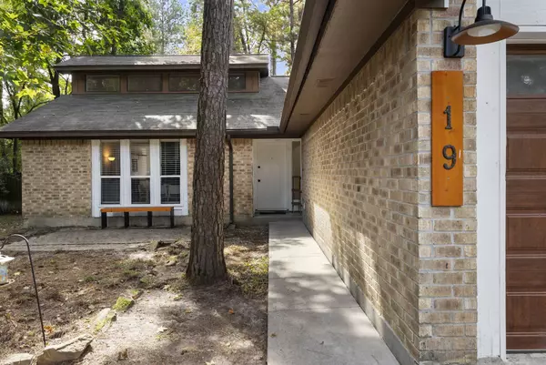 19 Tremont Woods CT, The Woodlands, TX 77381