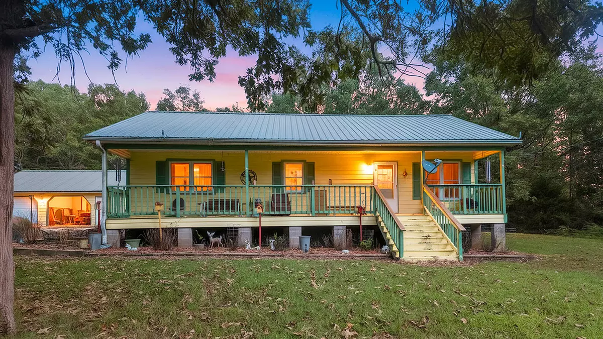 Country Home with 10 Acres0