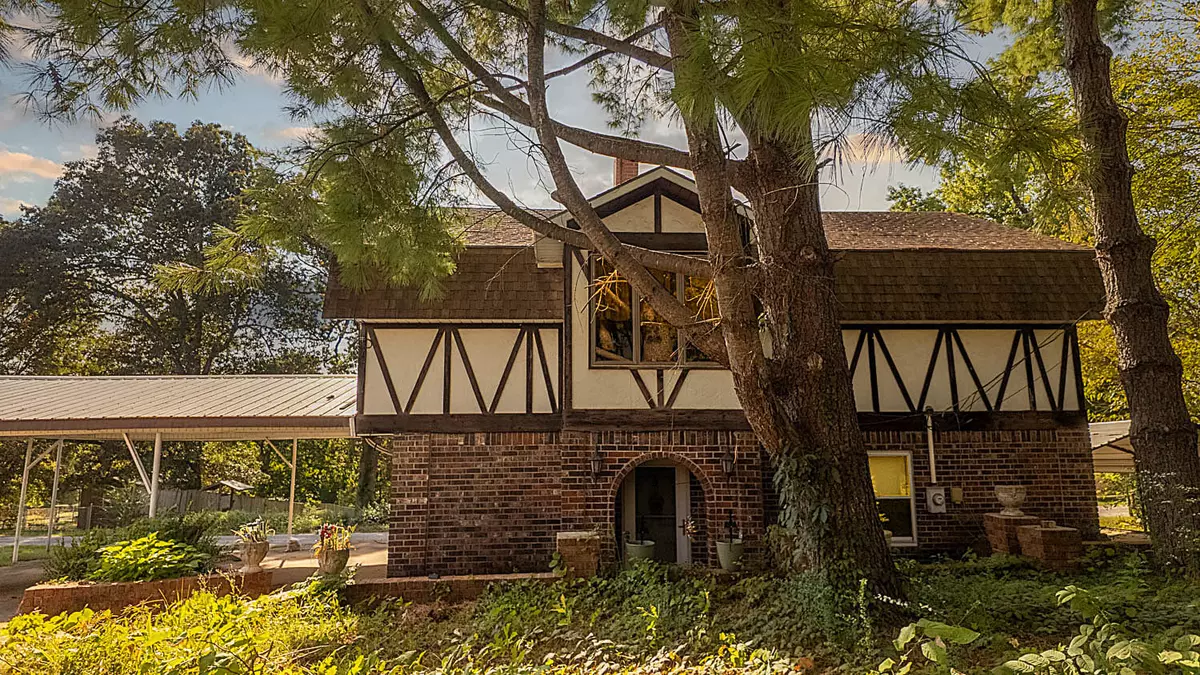 Tudor style town house073.5