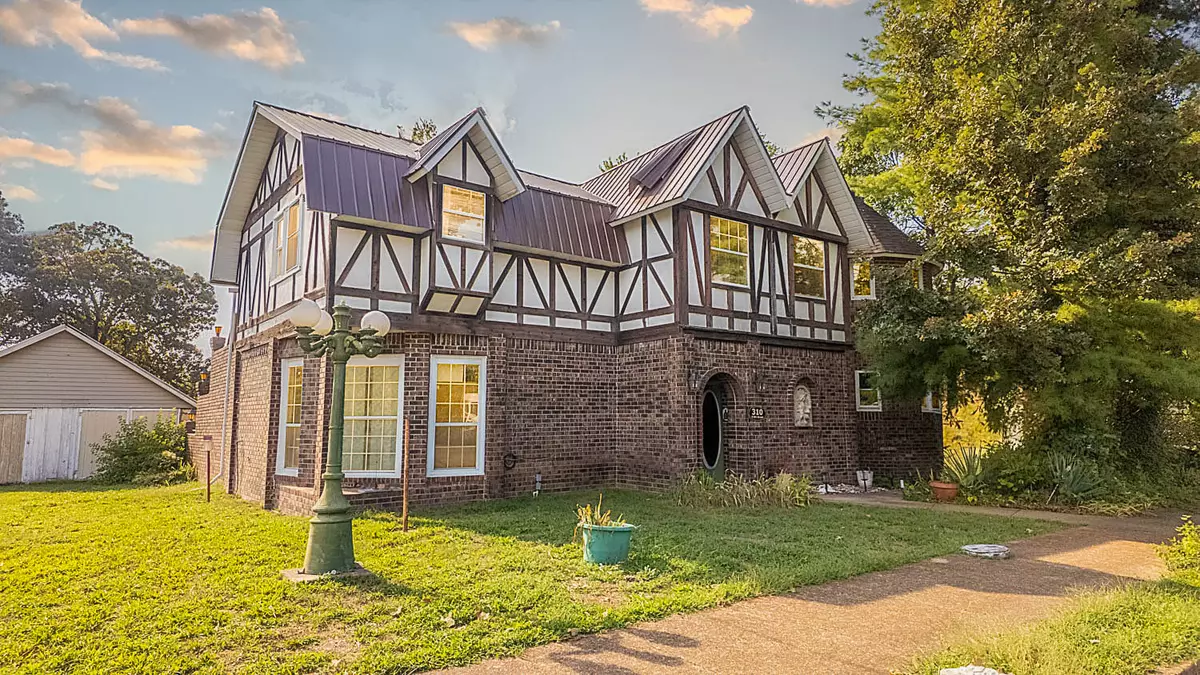 Tudor style town house000