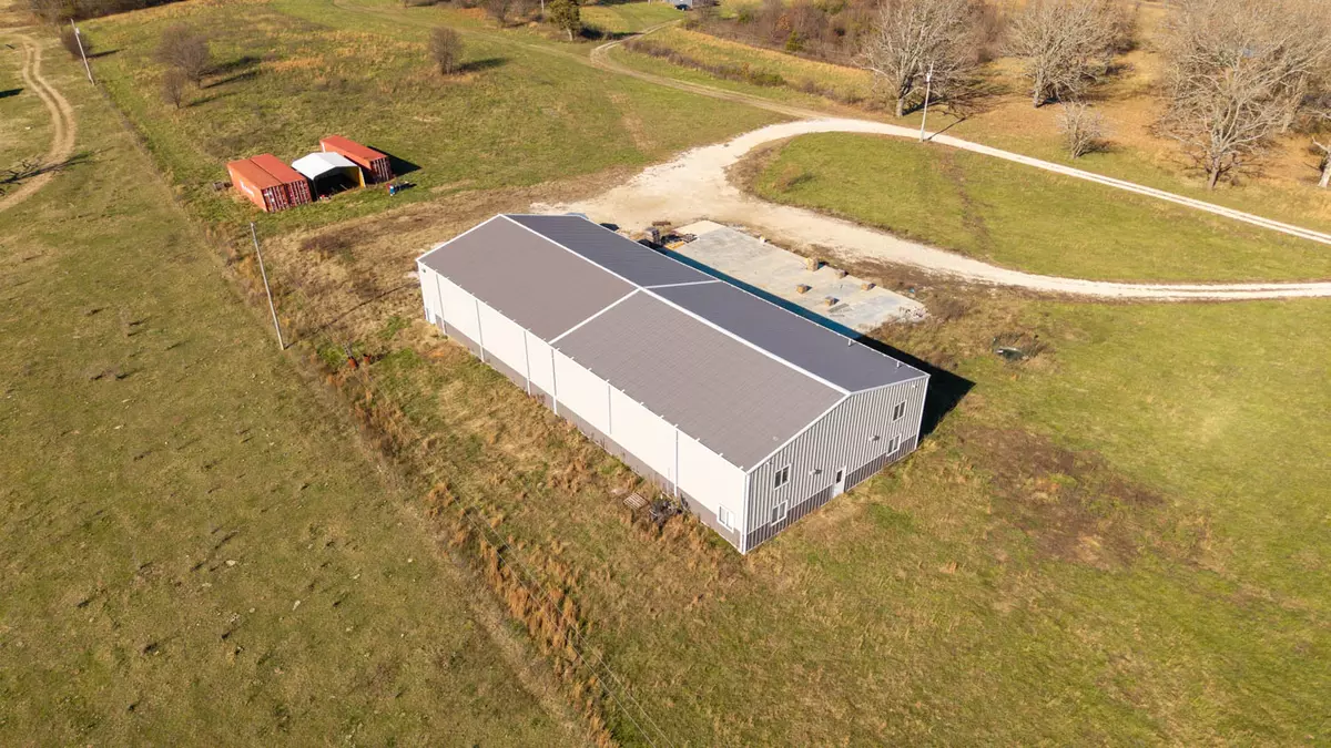 Commercial listing on 26 acres000