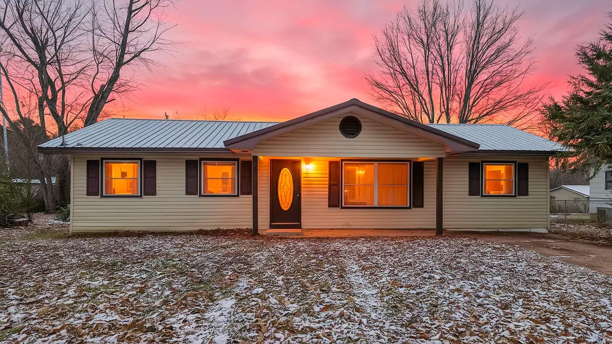 COUNTRY HOME IN TOWN 0