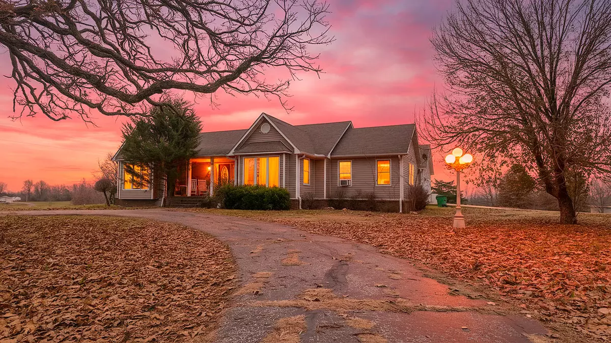 country home in thayer school district out of town0