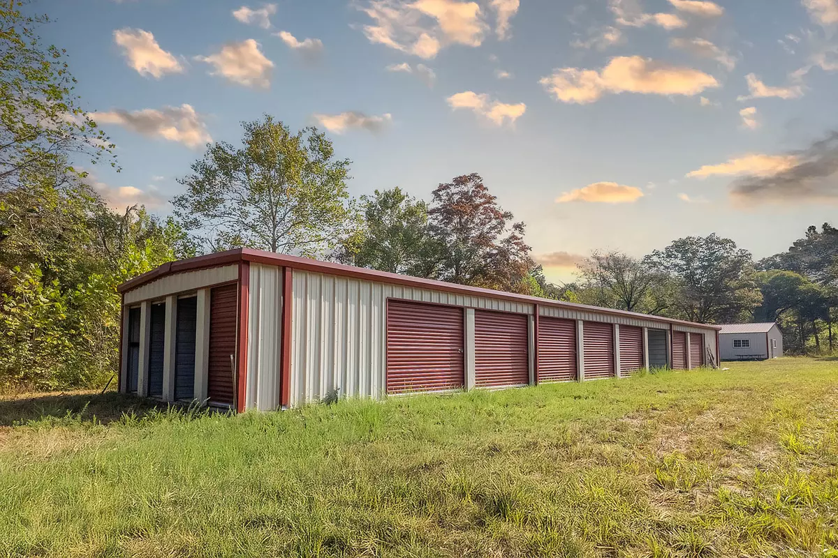 24 unit storage building on 16 acres000