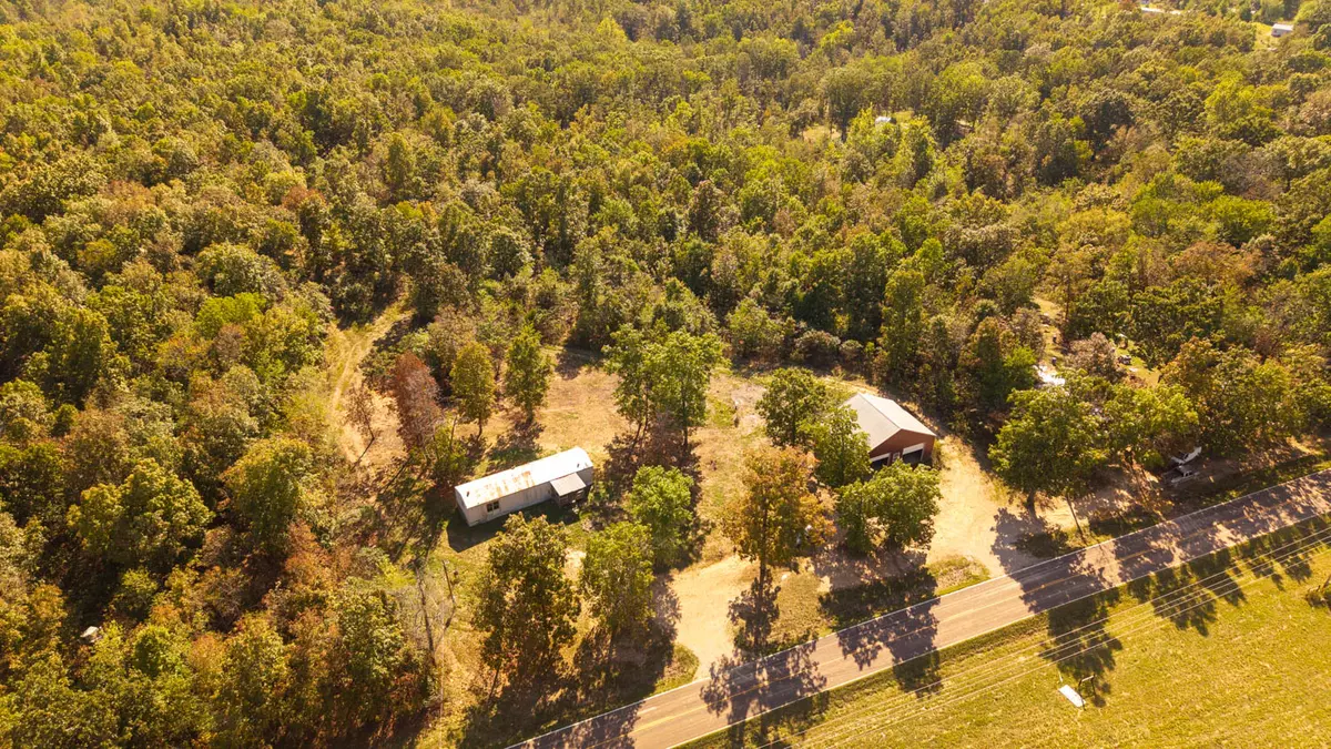 3 acres with a shop building and a mobile home000