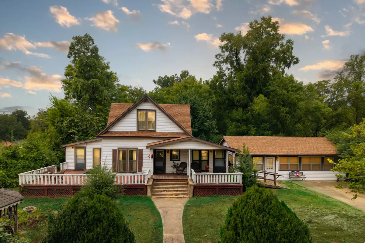 Cozy Old Country Home in Town 0