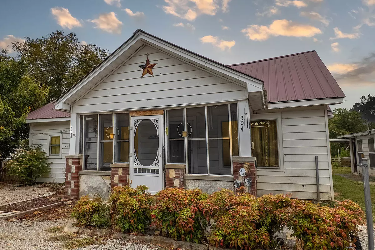 COUNTRY HOME IN TOWN IN FULTON COUNTY 0