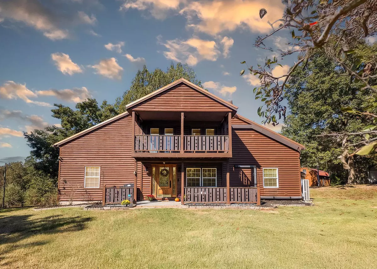 beautiful rustic home on 40 acres000