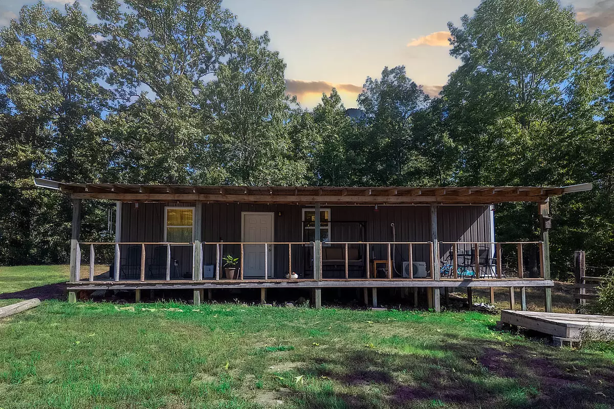 3 bed 2 bath house on 6.85 acres000