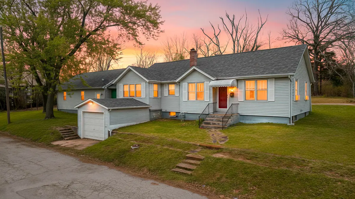 Home in Town in Willow Springs0