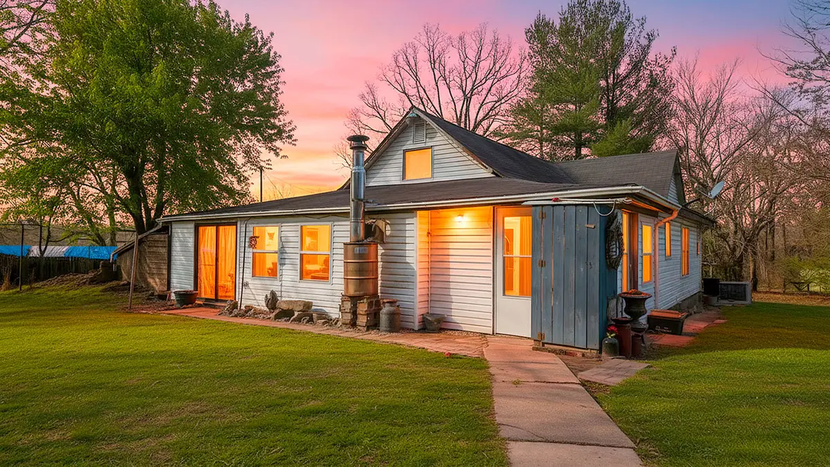 Multi Family Hobby Farm - 2 Homes0