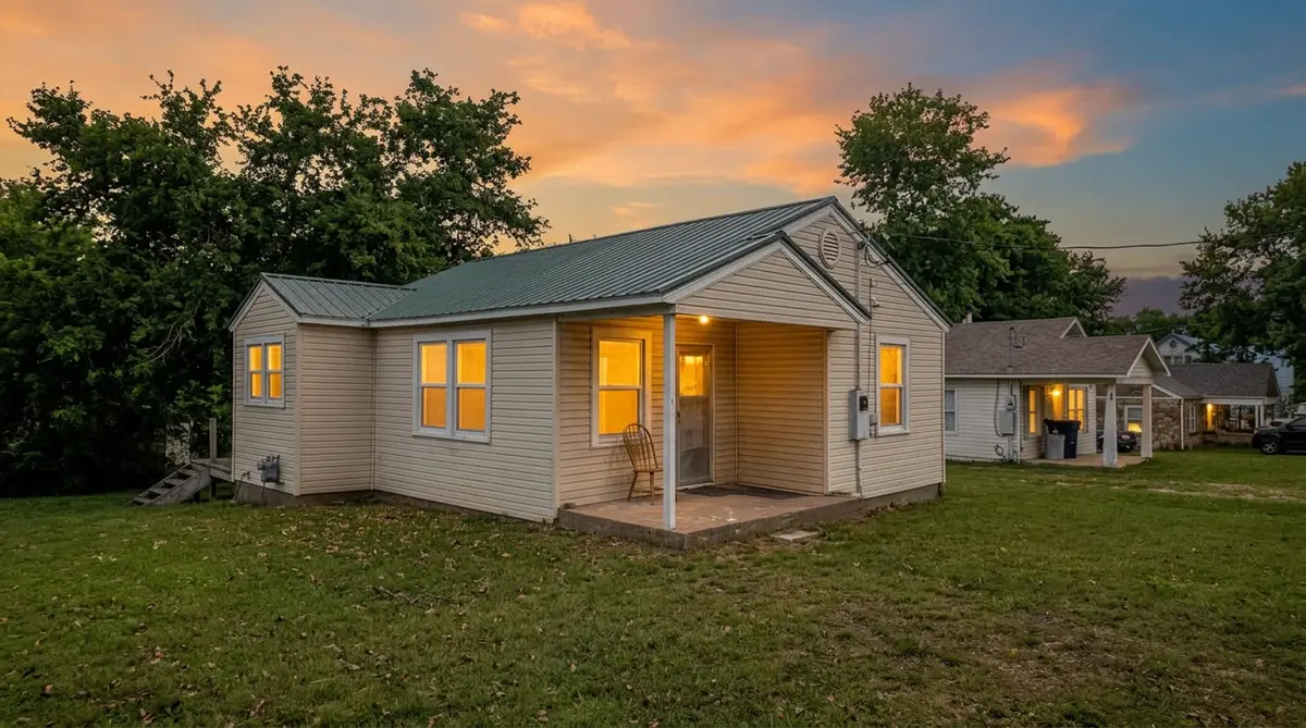 2 bed 1 bath home in town000