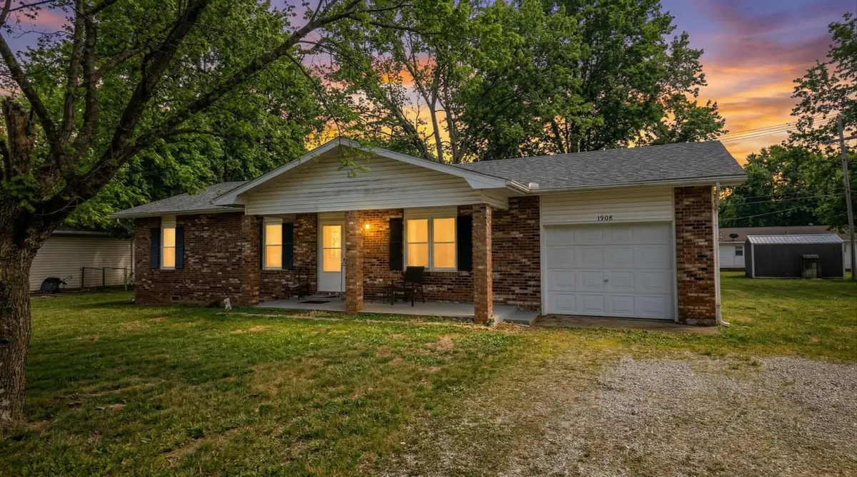 3 bed 1 1.5 bath home in town000