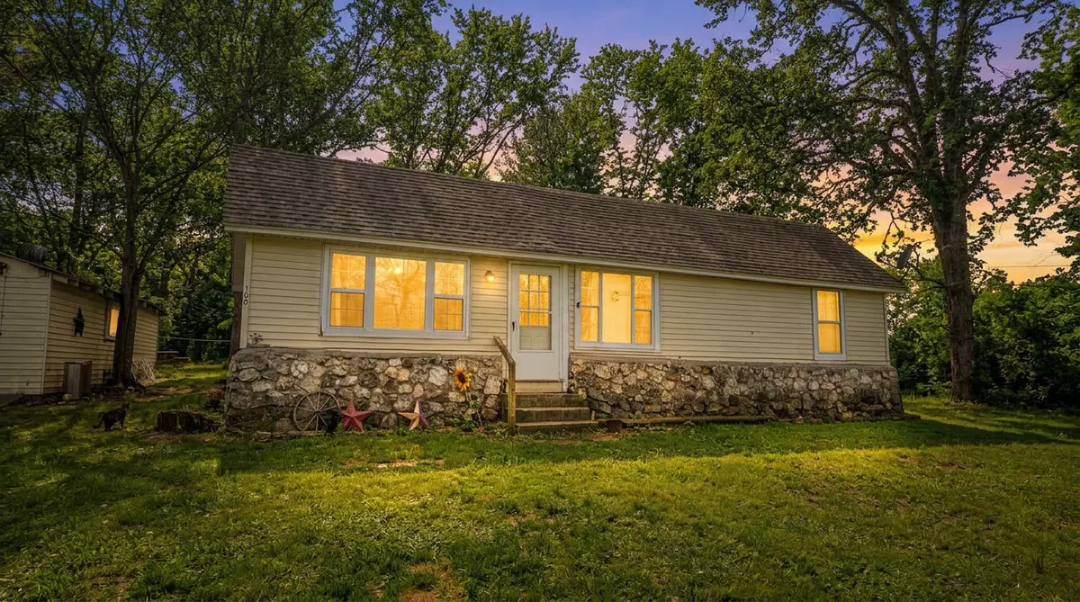 3 bed 1 1.5 bath home in town000