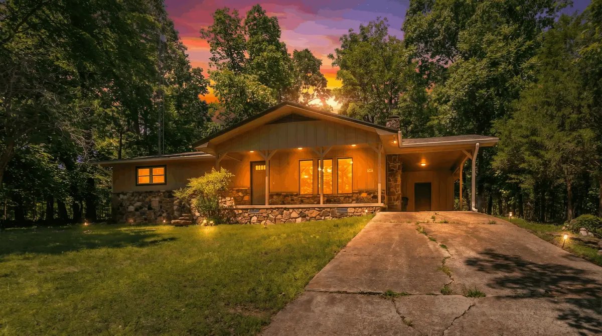 3 bed 1.5 bath on almost 1 acre000