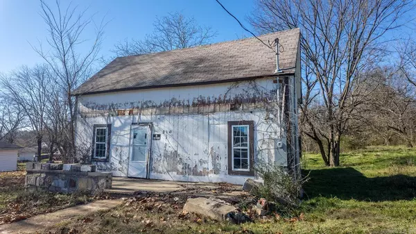 210 N Oak Street, Salem, AR 72576