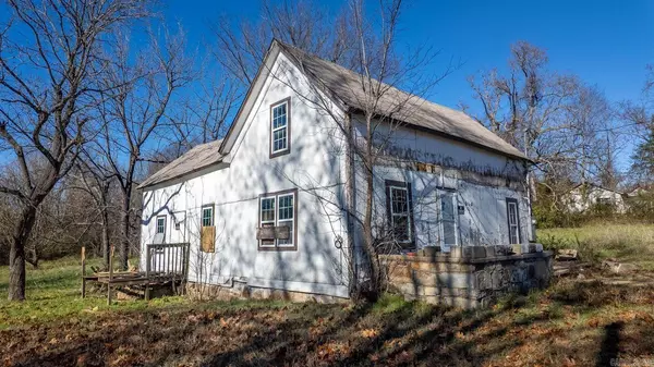 210 N Oak Street, Salem, AR 72576