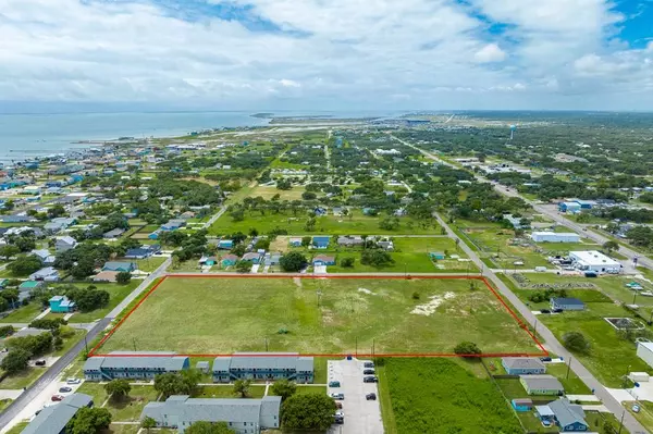 1004 Young St, Rockport, TX 78382