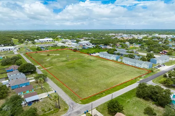 1004 Young St, Rockport, TX 78382