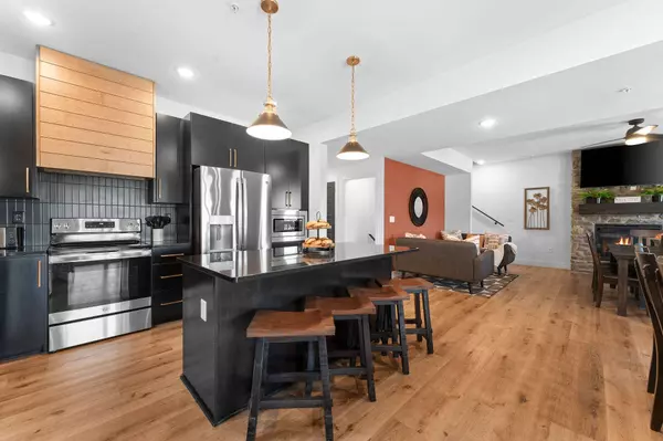 210 Poolside Pass Road, Hollister, MO 65672