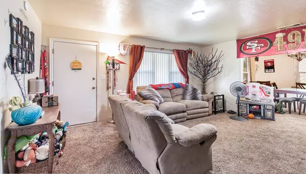 2004 E Clinton AVE, Fresno, CA 93703