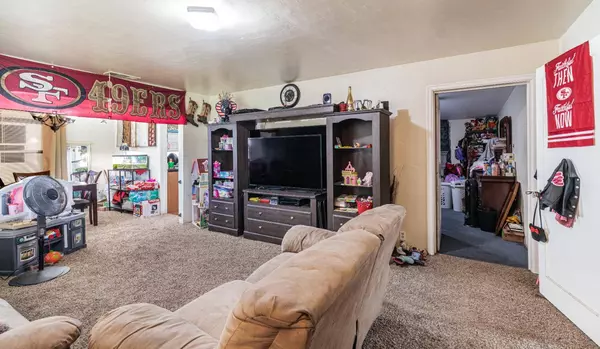 2004 E Clinton AVE, Fresno, CA 93703