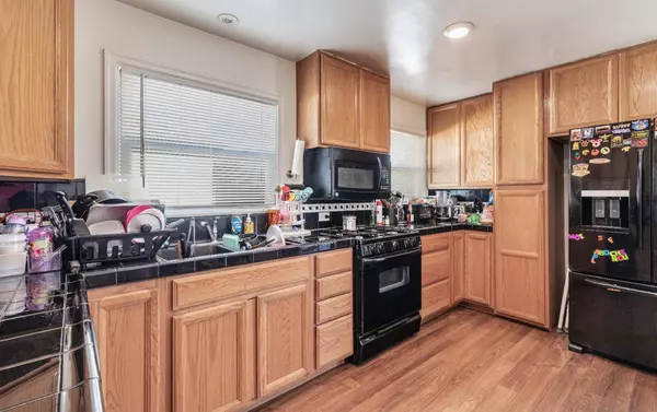 2004 E Clinton AVE, Fresno, CA 93703