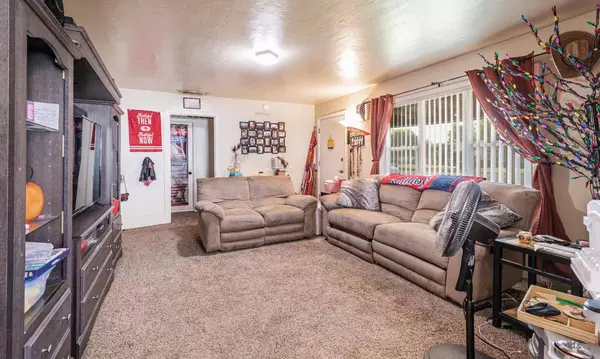 2004 E Clinton AVE, Fresno, CA 93703